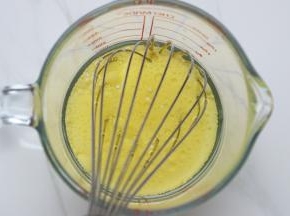 以上配方适用于学厨6寸加高戚风模具一份的用量
色拉油加牛奶搅拌混合均匀，（我做了两大一小，所以看去图片用量比较多）