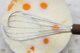 拌匀的色拉油牛奶倒入蛋黄中。