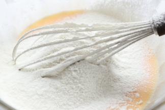 过筛低粉至蛋黄糊中。