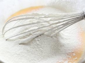 过筛低粉至蛋黄糊中。