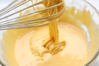 左右上下的搅拌，搅拌好的蛋黄糊呈丝带状。