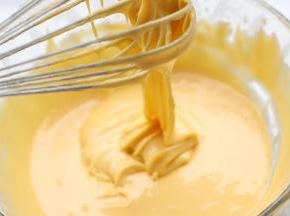 左右上下的搅拌，搅拌好的蛋黄糊呈丝带状。