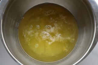 蛋清一次性加入白砂糖和柠檬汁。