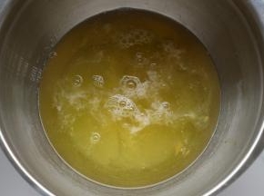 蛋清一次性加入白砂糖和柠檬汁。