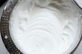 打发倒扣盆，蛋清都不会掉下来的状态。