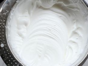 打发倒扣盆，蛋清都不会掉下来的状态。