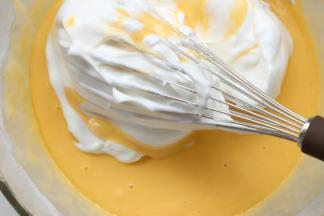 取三分之一倒入蛋黄糊中搅拌均匀。