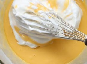 取三分之一倒入蛋黄糊中搅拌均匀。