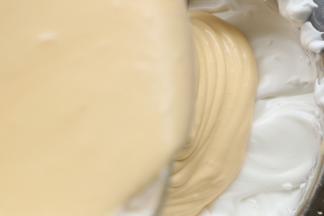 拌好的蛋黄糊倒入剩余的蛋清中翻拌匀。