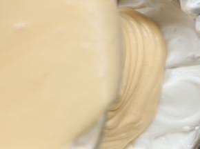 拌好的蛋黄糊倒入剩余的蛋清中翻拌匀。