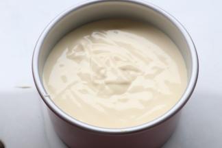 拌好的面糊倒入学厨加高6寸不沾戚风模具中。