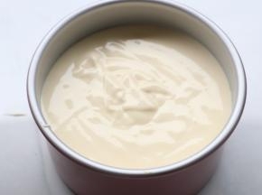 拌好的面糊倒入学厨加高6寸不沾戚风模具中。