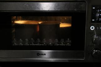 放入东菱烤箱中下层，上下火120度预热3分钟后烘烤90分钟