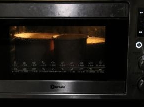 放入东菱烤箱中下层，上下火120度预热3分钟后烘烤90分钟
