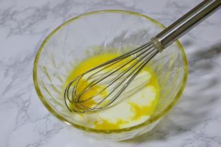 加入牛奶搅拌均匀