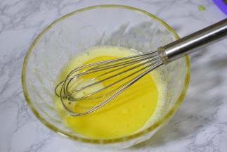 加入玉米油，搅拌均匀。