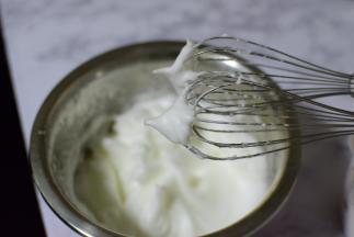 蛋清要装在一个无水无油的容器中。加入另一半白糖，用电动打蛋器打发至硬性发泡。