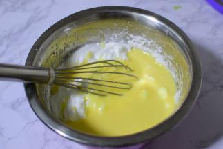 讲蛋黄面糊加入到打发好的蛋清中。翻拌均匀