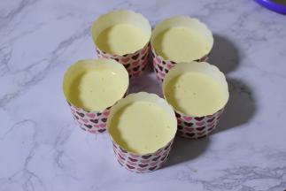 挤在纸杯中，八九分满