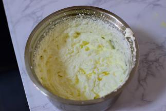 冷藏后的淡奶油加入糖粉打发至裱花状态。