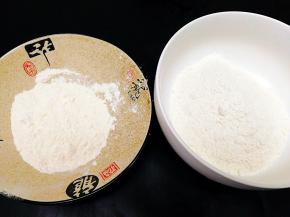 面粉分两种和面 ，一种是红糖水和面，一种是清水和面