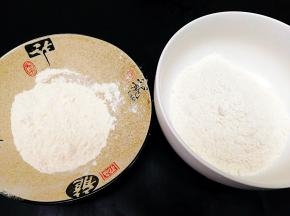 面粉分两种和面 ，一种是红糖水和面，一种是清水和面