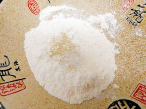 在和白面团时，面粉里加入白糖 ，发酵粉，搅拌均匀