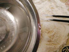 加入清水拌成絮状