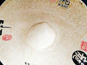 用手揉至成团进行发酵