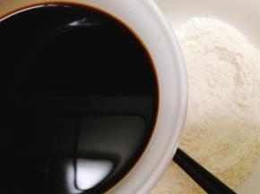 将第二个面粉里加入发酵粉 ，倒入凉至不烫手的红糖水