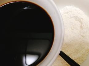 将第二个面粉里加入发酵粉 ，倒入凉至不烫手的红糖水