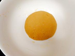 手揉至光滑面团 ，进行发酵