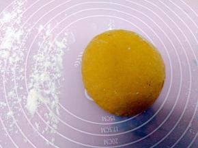 撒点干面粉在案板上 ，面团揉至，排气