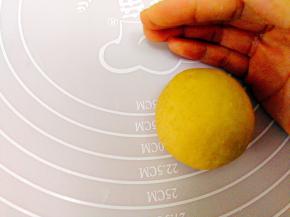 红糖面团分几个大小差不多的小面团，搓圆 当小熊的头部