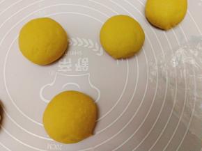 全部弄好后留一个面团做耳朵