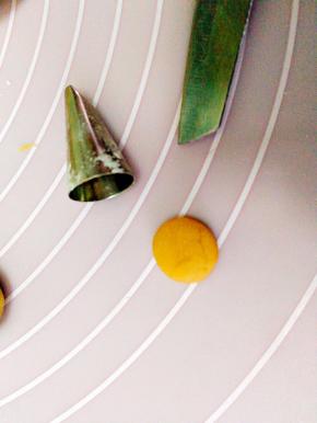 利用裱花嘴，压出圆形，对半切