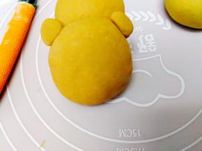 用水沾上，耳朵就弄好了