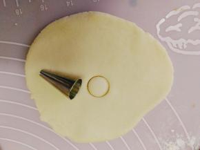 取白色面团，也压出小圆形，