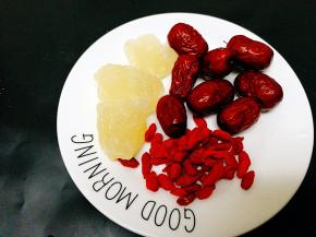 准备好红枣，枸杞子，冰糖