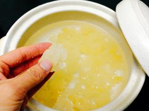 取一个砂锅，银耳手撕小朵 ，加入清水，冰糖