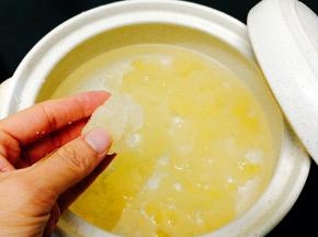 取一个砂锅，银耳手撕小朵 ，加入清水，冰糖