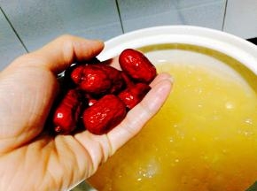 这时的银耳羹加入红枣，小火煲15分钟