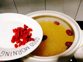 加入枸杞子，再焖几分钟就可以出锅了