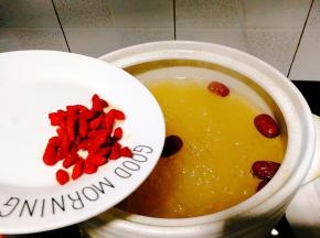 加入枸杞子，再焖几分钟就可以出锅了
