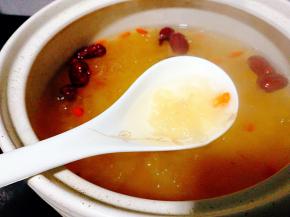 煲出胶的银耳羹非常滑嫩