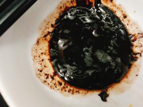 取适量巧克力融化