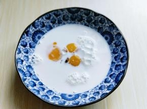 取一个大口容器,加入纯牛奶,加入3只蛋黄。