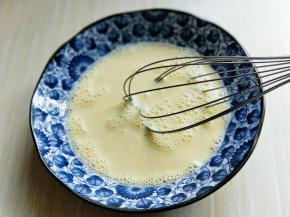 用手动打蛋器打散。