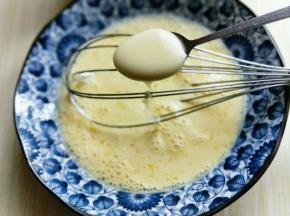 加入炼乳。(量可以根据个人喜欢增减)