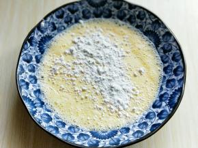 加入低筋面粉，用手动打蛋器打散。